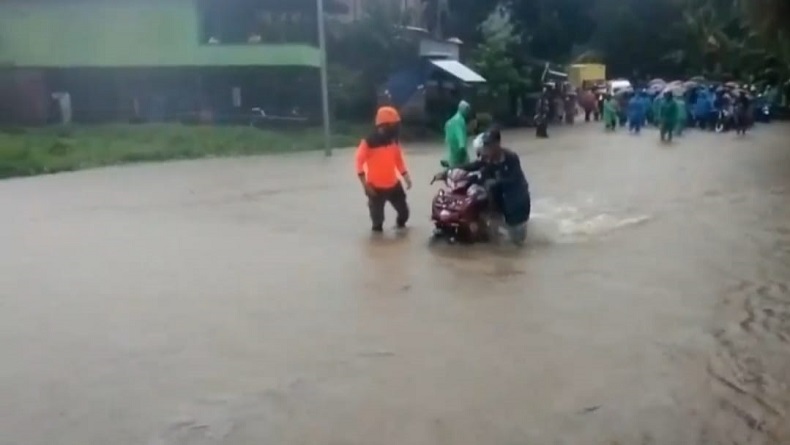 Banjir Rendam Pemukiman Warga di Kulukku Mamuju, Transsulawesi Macet Parah