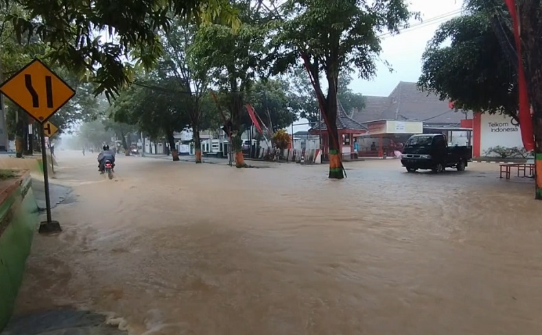 Ruas Jalan di Pusat Kota Pacitan Terendam Banjir, Lalu Lintas Lumpuh 