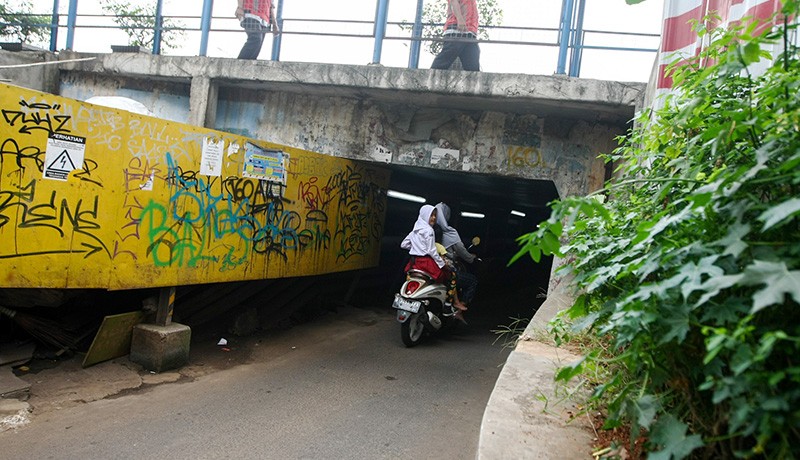 Melintasi 'Jalan Tikus' di Kolong Tol Jagorawi yang Ada Sejak Tahun 1980-an - Bagian 2