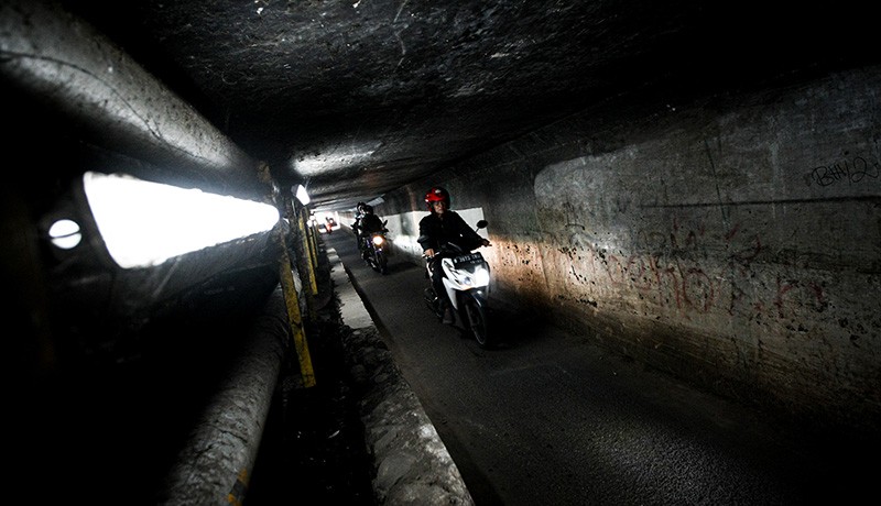 Melintasi 'Jalan Tikus' di Kolong Tol Jagorawi yang Ada Sejak Tahun 1980-an - Bagian 1