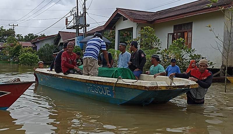 Jenazah Warga Dibawa dengan Perahu Melintasi Banjir di Kalimantan Barat - Bagian 2