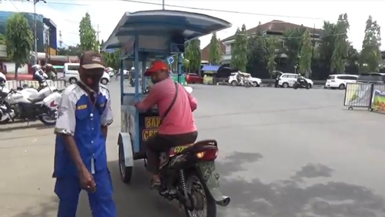 Tak Pakai Helm, Pedagang Bakso Gunakan Gerobak Motor Ditilang Polisi