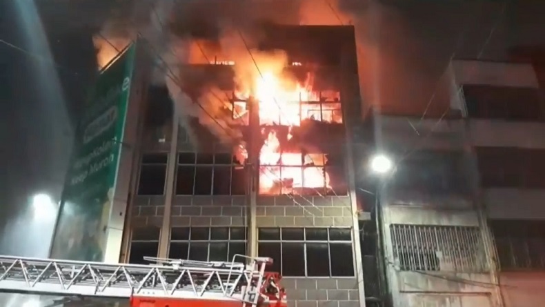 2 Toko 4 Lantai Tempat Jual Sepeda di Jalan Cirebon Medan Ludes Terbakar