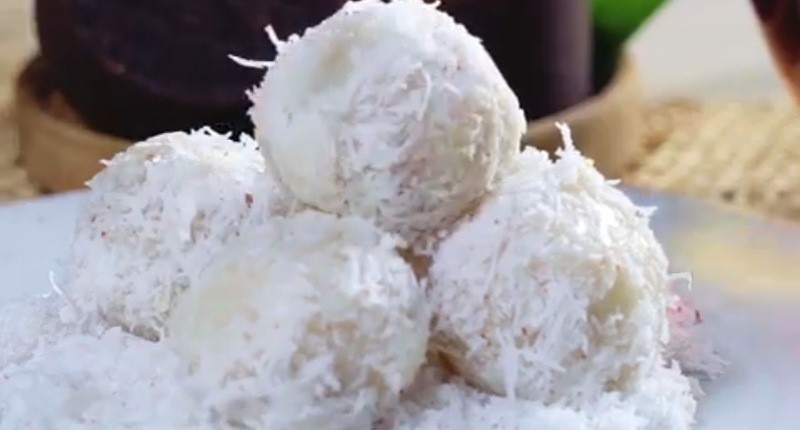 Mencicipi Camilan Manis Khas Kamboja yang Mirip Klepon, Ini Cara Buatnya!