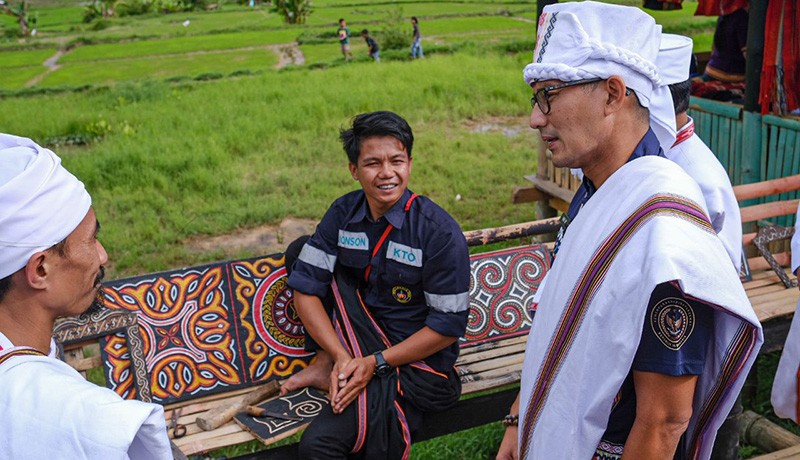 Jadi Menteri Ketiga yang Kunjungi Mamasa Sejak Indonesia Merdeka, Sandiaga Uno Dielukan Warga - Bagian 2
