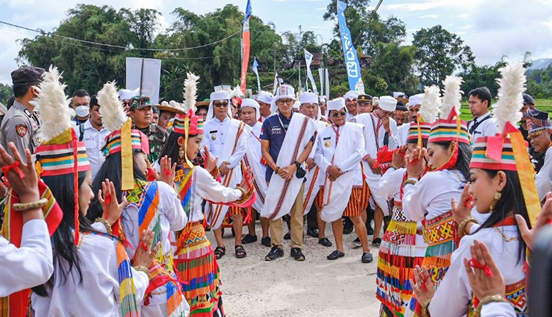 Jadi Menteri Ketiga yang Kunjungi Mamasa Sejak Indonesia Merdeka, Sandiaga Uno Dielukan Warga - Bagian 1
