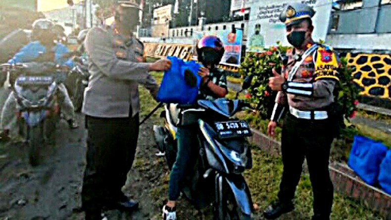 Duh Senangnya, Pengendara Tertib Dapat Paket Bahan Makanan dari Satlantas Polres Bitung