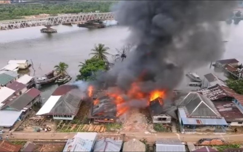 title Gudang BBM di Talang Kelapa Banyuasin Meledak, 7 Rumah Terbakar Gudang BBM di Talang Kelapa Banyuasin Meledak, 7 Rumah Terbakar