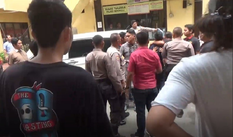 Rekonstruksi Kasus Pembunuhan di Bengkulu Ricuh, Keluarga Korban Serang Tersangka