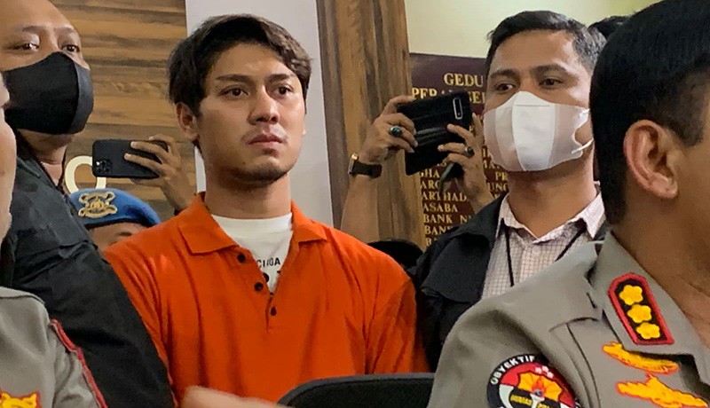 Tanpa Senyum, Begini Tampang Rizky Billar Pakai Baju Tahanan - Bagian 2