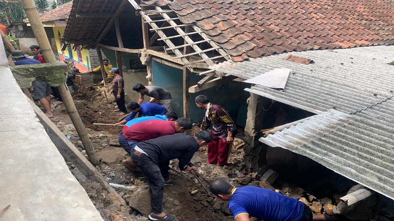 4 Rumah Tertimpa TPT Longsor di KBB, Warga Tertimbun saat Tidur Pulas