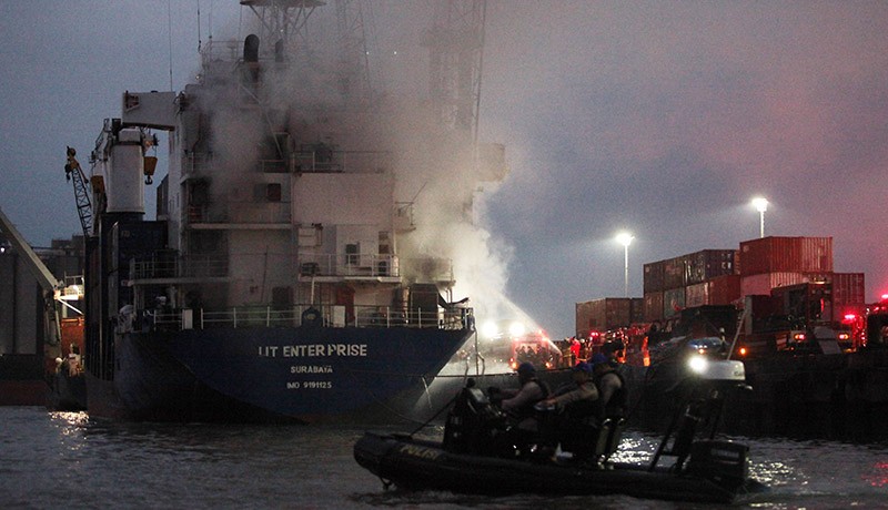 Kapal Kargo Terbakar di Pelabuhan Tanjung Perak - Bagian 2