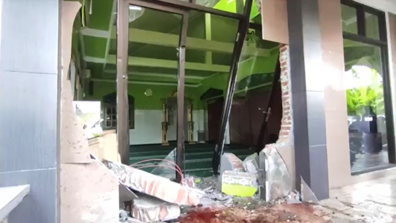 Penampakan Dinding Mushola Jebol Dihantam Mobil CRV di Lamongan 