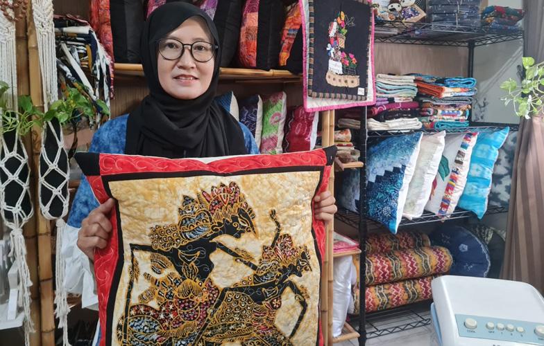 title Kisah Lyna Windiarti, Awalnya Penjahit Kini Rintis Kerajinan Kain Perca hingga Tembus Pasar Belanda Kisah Lyna Windiarti, Awalnya Penjahit Kini Rintis Kerajinan Kain Perca hingga Tembus Pasar Belanda