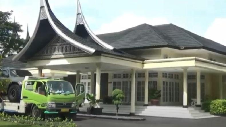 Kondisi Rumah Irjen Teddy Minahasa di Sumbar, Ada Mobil Dinas Bakal Diangkut ke Jatim?