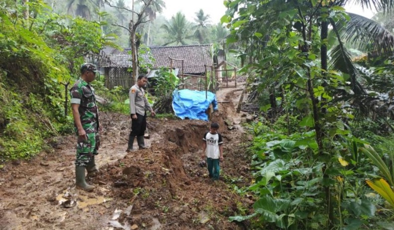 Likuefaksi Picu Retakan Tanah Ratusan Meter di Trenggalek, Warga Diungsikan ke Tempat Aman