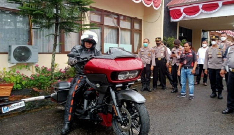 Sisi Lain Teddy Minahasa, dari Hobi Moge hingga Pemegang Gelar Adat Sumatera Barat