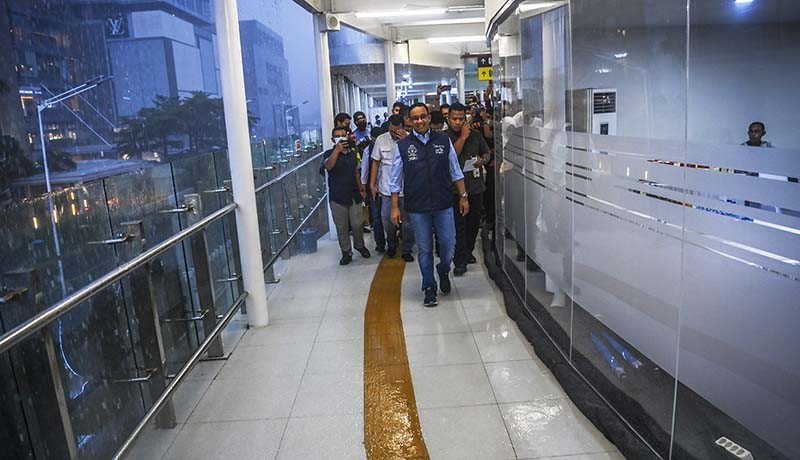 Gaya Anies Baswedan di Anjungan Halte TransJakarta Bundaran HI Jelang Purnatugas - Bagian 3