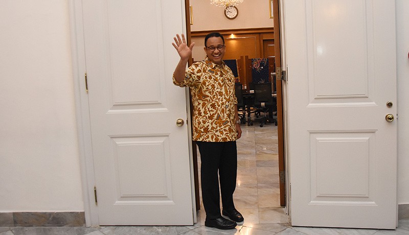 Momen Anies Baswedan Kemasi Barang Pribadi di Ruang Kerja Jelang Purnatugas - Bagian 3
