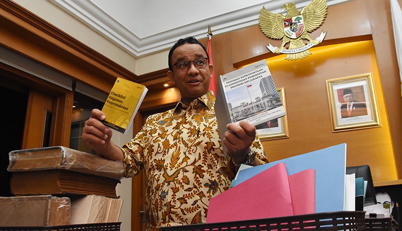 Momen Anies Baswedan Kemasi Barang Pribadi di Ruang Kerja Jelang Purnatugas - Bagian 2