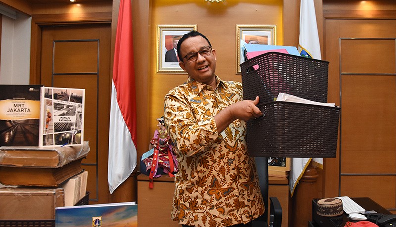 Momen Anies Baswedan Kemasi Barang Pribadi di Ruang Kerja Jelang Purnatugas - Bagian 1