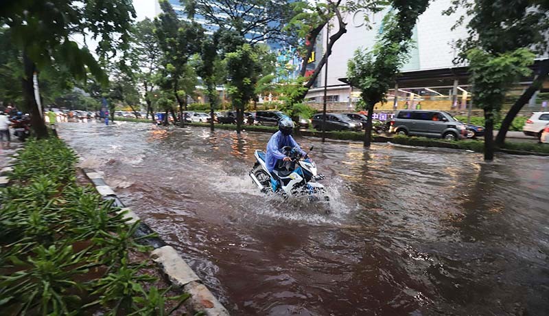 Pengendara Kompak Angkat Sepeda Motor Lewati Banjir di Depan Mal Gandaria City - Bagian 4