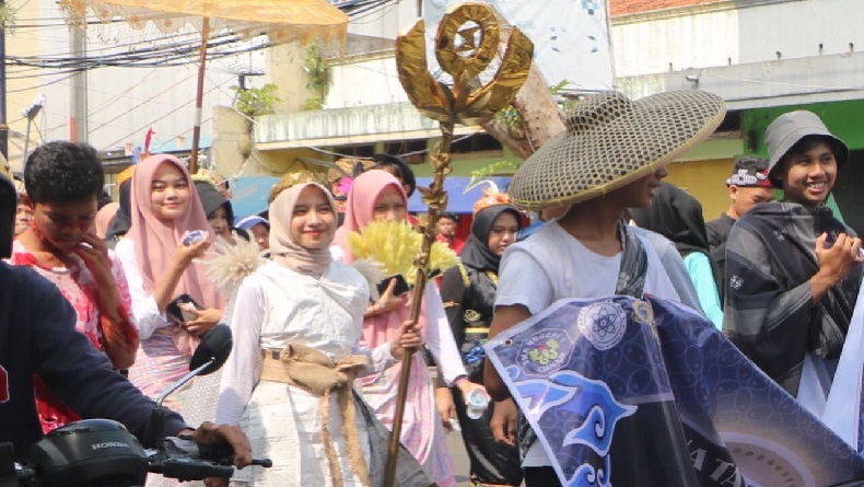 Keseruan Festival Panghid 62, Siswa SMANSA Cianjur Tampil dengan Kostum Negeri Dongeng
