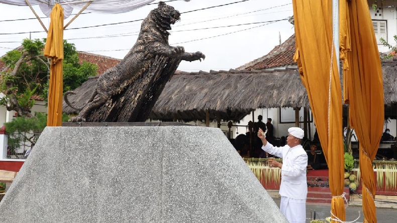 Maestro Nyoman Nuarta Persembahkan Patung Maung Lodaya di Cigugur Kuningan