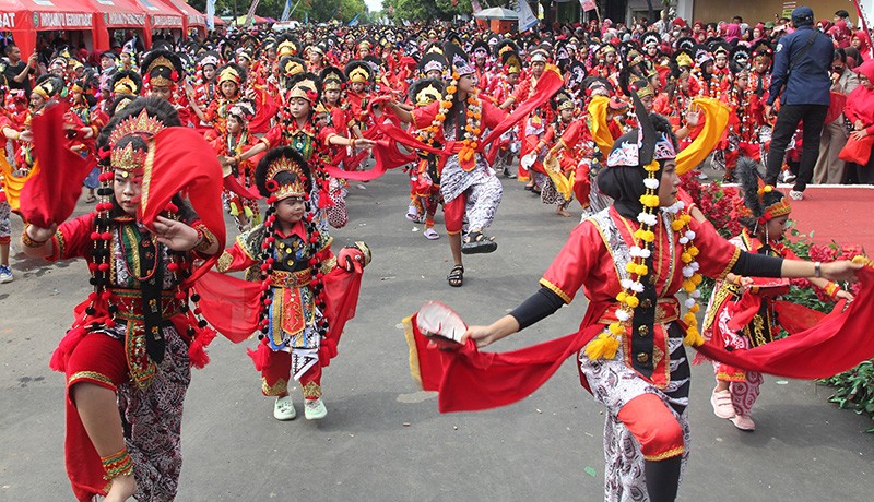 Rekor MURI Tari Topeng dengan Jumlah Peserta Terbanyak - Bagian 3