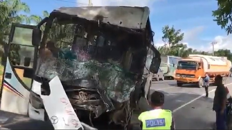 title Bus PMS Tabrak Truk Tangki di Jalinsum Torgamba Labusel, 1 Penumpang Tewas Sopir Kabur Bus PMS Tabrak Truk Tangki di Jalinsum Torgamba Labusel, 1 Penumpang Tewas Sopir Kabur