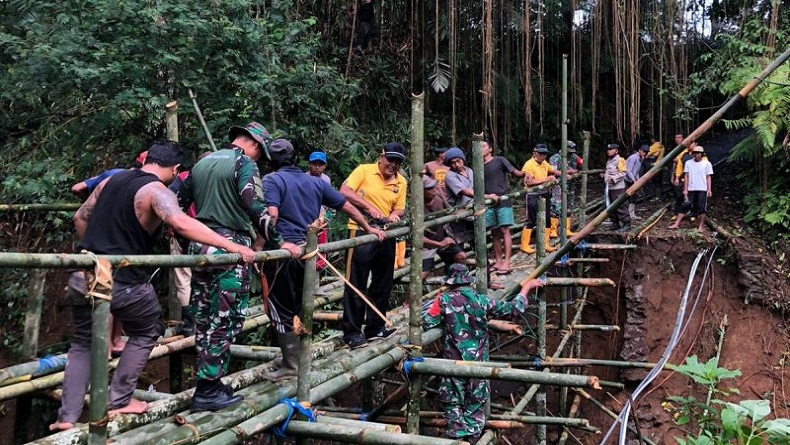 Petugas Gabungan dan Warga Sigap Bangun Jembatan Darurat Pakai Bambu di Bangli