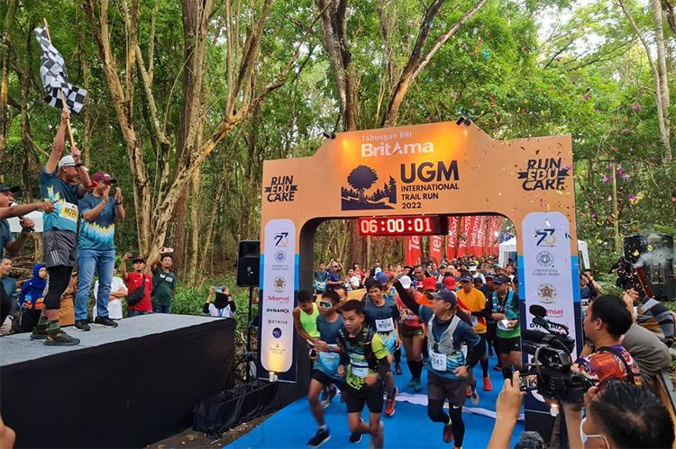 Peringati Dies Natalis UGM, Ganjar Pranowo Ikut Lari 14 Kilometer