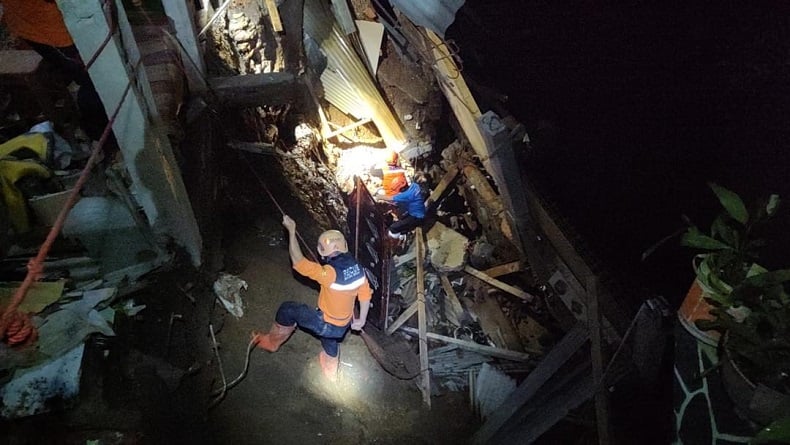 Longsor Terjang Rumah di Cijangkar Sukabumi, 1 Warga Nyaris Tewas Tertimbun