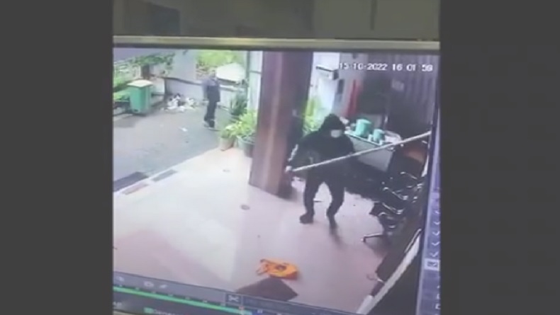 title Rumah Mantan Anggota DPD RI di Makassar Dirusak OTK, Aksi Pelaku Terekam CCTV Rumah Mantan Anggota DPD RI di Makassar Dirusak OTK, Aksi Pelaku Terekam CCTV