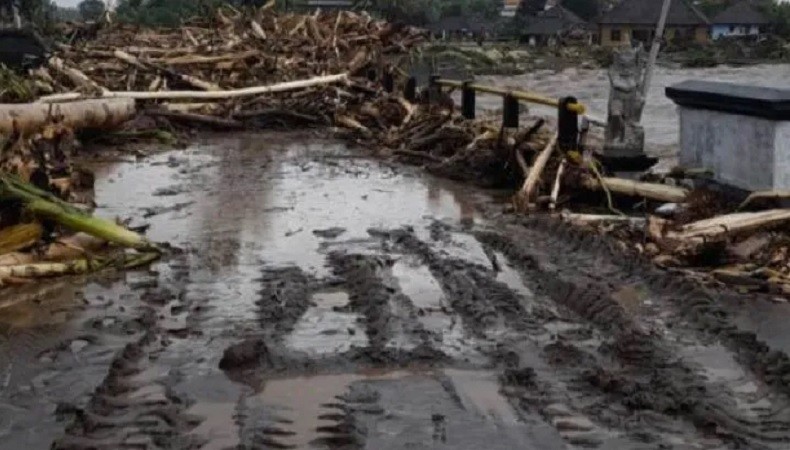 Banjir Bandang Terjang Jembrana Bali, Siswi SMA Hilang Terseret Arus