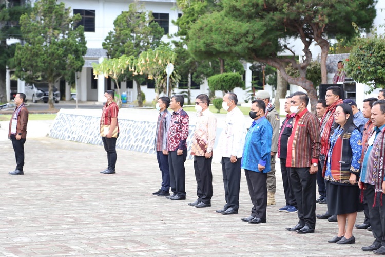 Kenakan Pakaian Nuansa Ulos, Bupati Toba Pimpin Apel Peringati Hari Ulos Nasional