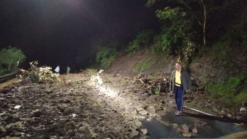 Jalur Wisata Senggigi-Pemenang Belum Bisa Dilewati, Jalan Masih Tertimbun Material Longsor