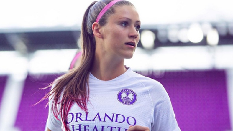 Pemain Sepak Bola Wanita Berparas Cantik Memesona