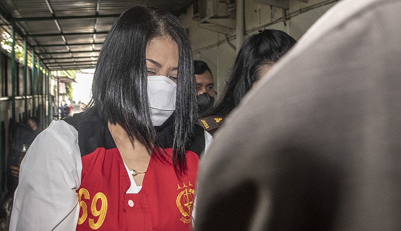 Penampakan Putri Candrawathi Tiba Memakai Baju Tahanan Bernomor 69 - Bagian 2