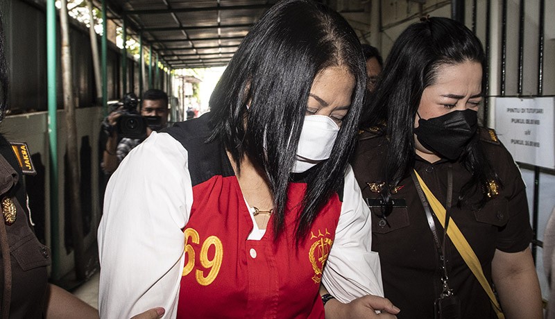 Penampakan Putri Candrawathi Tiba Memakai Baju Tahanan Bernomor 69 - Bagian 1