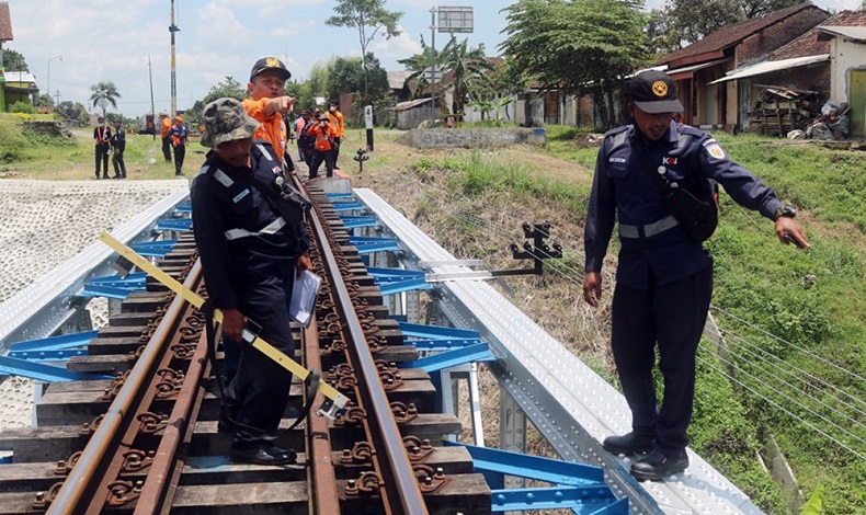7 Titik Pelintasan Kereta Api Daop 8 Surabaya Rawan Banjir dan Longsor 