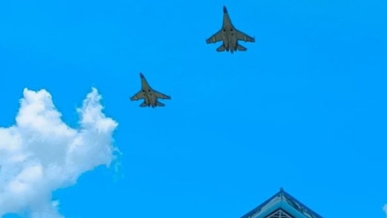 Warga Antusias Saksikan Sukhoi Terbang Rendah di Langit Gorontalo Utara