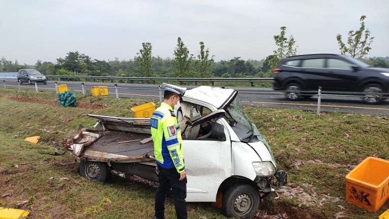 Gran Max Pikap Terperosok di Tol Cipali, Nelayan Udang asal Tegal Jateng Tewas