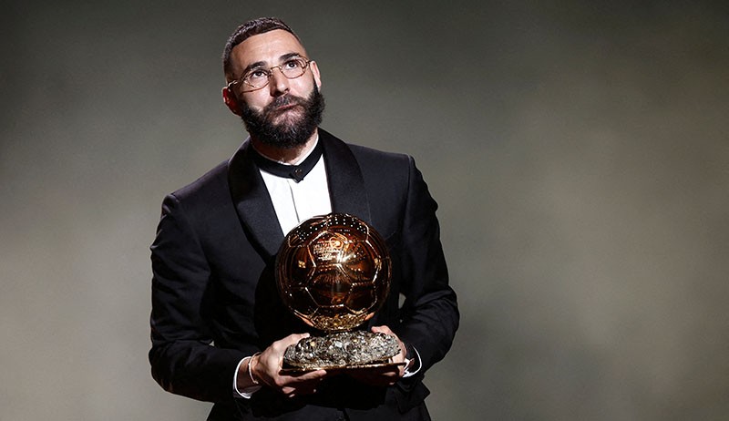 Foto-Foto Karim Benzema Angkat Trofi Ballon d'Or 2022 - Bagian 3