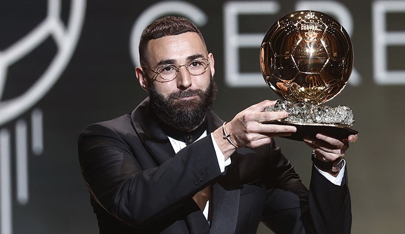 Foto-Foto Karim Benzema Angkat Trofi Ballon d'Or 2022 - Bagian 2