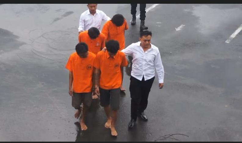title Aniaya Bocah Berkaus Perguruan Silat saat Konvoi di Blora, 4 Orang Ditangkap Polisi Aniaya Bocah Berkaus Perguruan Silat saat Konvoi di Blora, 4 Orang Ditangkap Polisi