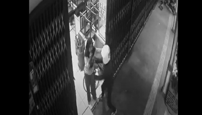 Aksi Pria Remas Payudara Pegawai Warung Kopi Singkawang Terekam CCTV