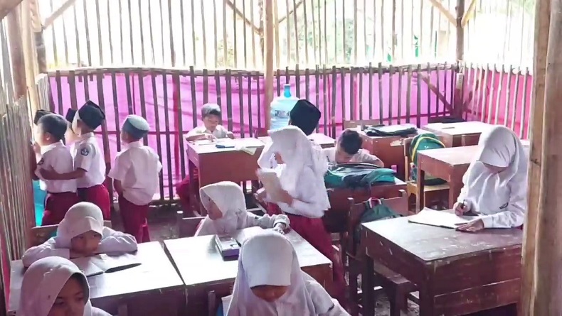 title Memprihatinkan, 127 Siswa SDN Sinagar Tasikmalaya Belajar di Saung Mirip Kandang Ayam Memprihatinkan, 127 Siswa SDN Sinagar Tasikmalaya Belajar di Saung Mirip Kandang Ayam