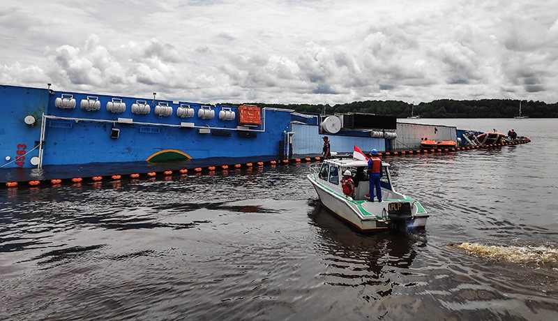 Kapal Penumpang Rute Surabaya-Kumai Karam saat Bongkar Muat Kendaraan - Bagian 1