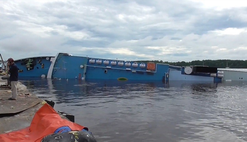 Kapal Terbalik di Pelabuhan Panglima Utar Kumai, 8 Truk dan 2 Mobil Terjebak